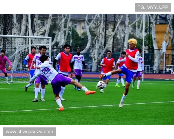 中国足球联赛新赛季揭幕战精彩纷呈 热门球队实力对决备受关注