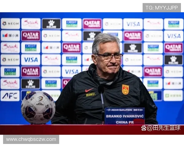 中国足球迎战圣多斯队全力争胜展现实力与团队精神