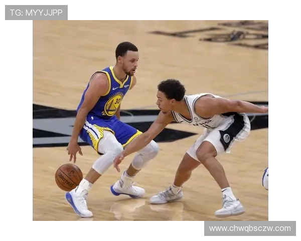 勇士在最后时刻逆转马刺以113比111险胜展现强大韧性与团队合作精神