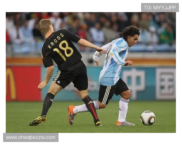 同塔与平福的精彩对决揭示了足球战术的博弈与团队合作的重要性